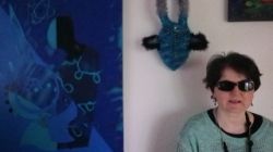 Tablau  Joueur de la Kora en bleu et portrait de l'artiste aveugle Gabriela devant des oeuvres